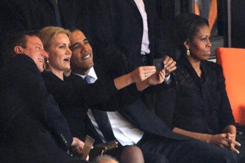 奥巴马与丹麦女首相在曼德拉追悼会上玩自拍引质疑