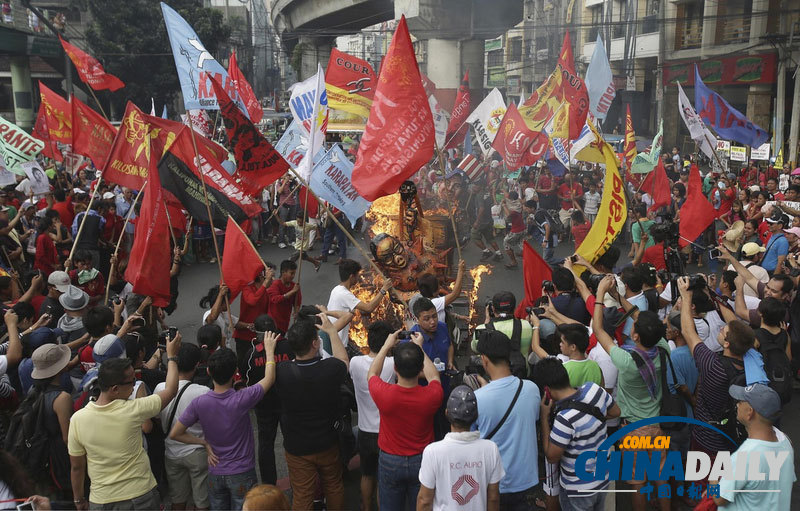 菲律宾民众焚烧总统阿基诺模型 纪念国际人权日