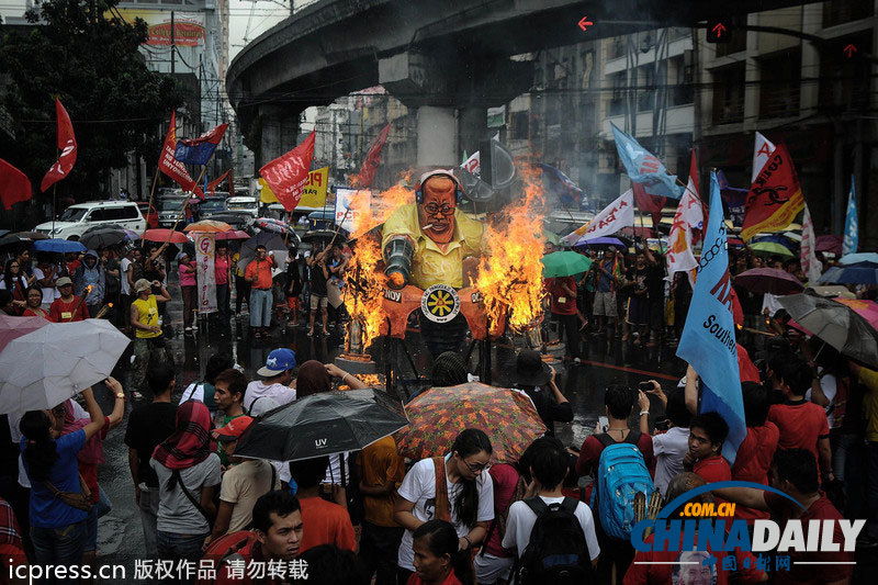 菲律宾民众焚烧总统阿基诺模型 纪念国际人权日