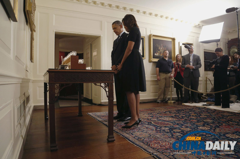奥巴马和米歇尔为纪念桑迪胡克小学枪击案点燃蜡烛