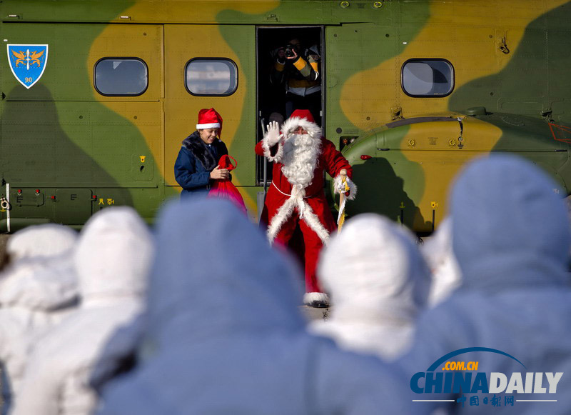 罗马尼亚圣诞老人天降空军营地 为军属儿童送礼物
