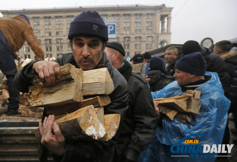 乌克兰示威者收集柴火拟长期抗争