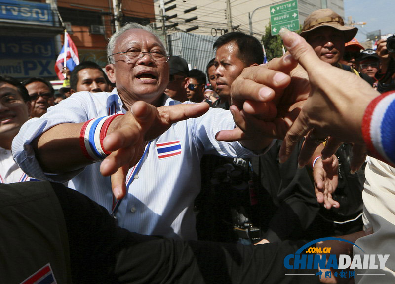 泰国示威声势已不如前 素贴亲上前线作揖鼓舞士气