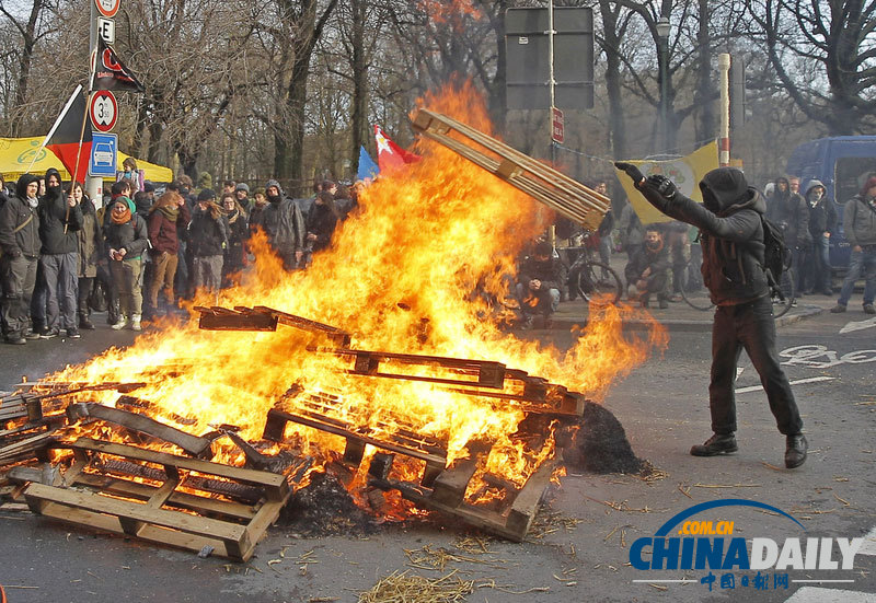 比利时市民点燃火堆抗议欧盟峰会议题