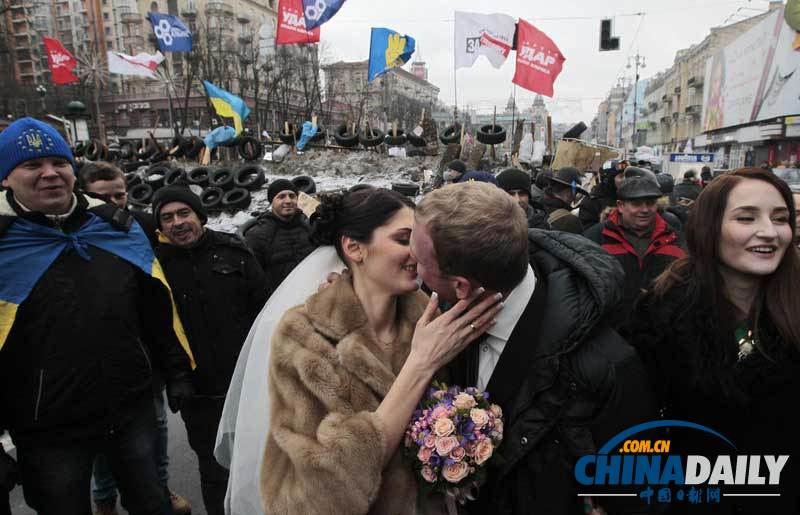 乌克兰示威者乐趣多 恩爱情侣于独立广场成婚（图）