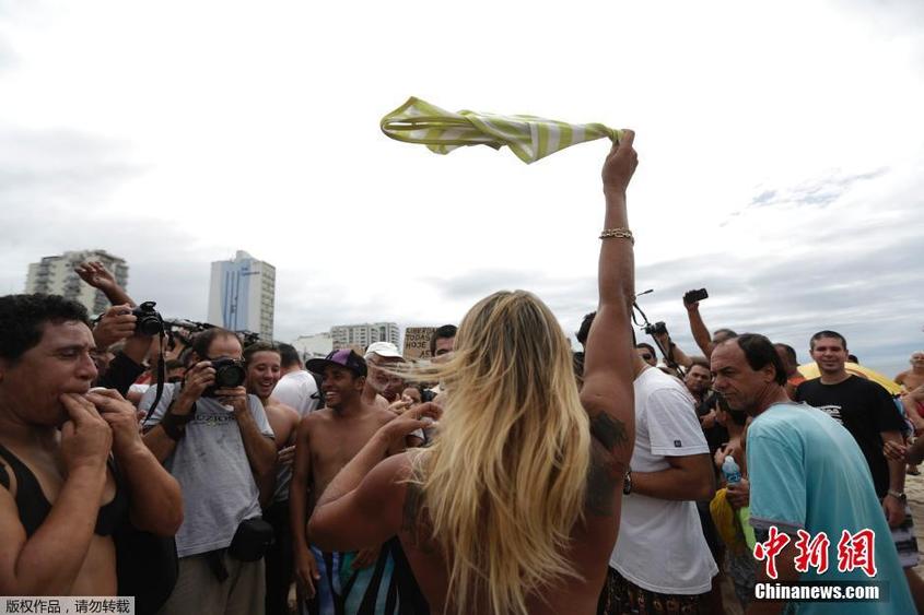 巴西海滩千人“无上装”抗议 围观者多过示威者