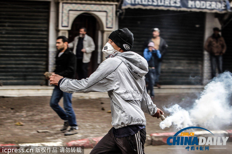 为争住房惹祸端 阿尔及利亚民众与警察发生激烈冲突