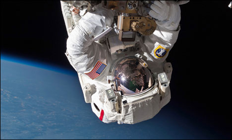 美国宇航员平安夜太空行走 成功修复空间站冷却系统