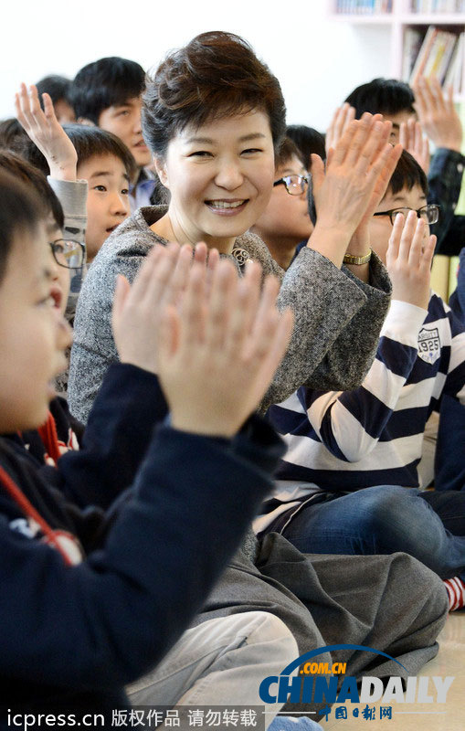 朴槿惠走访SOS村 与孤儿吃蛋糕做游戏庆祝圣诞