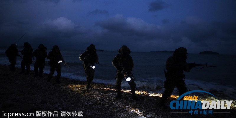韩国士兵全副武装在韩朝边境巡逻（组图）
