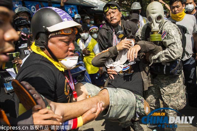泰国抗议者阻挠大选登记 与防暴警察发生激烈冲突