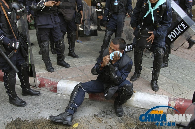 泰国抗议者阻挠大选登记 与防暴警察发生激烈冲突