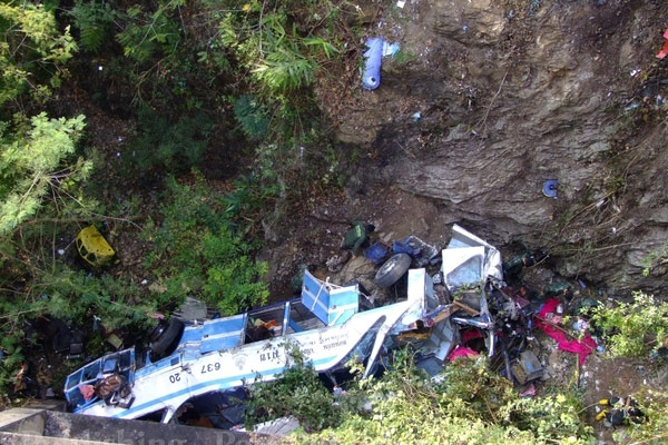 图：泰国客车坠峡谷数十人死伤 司机疑疲劳驾驶
