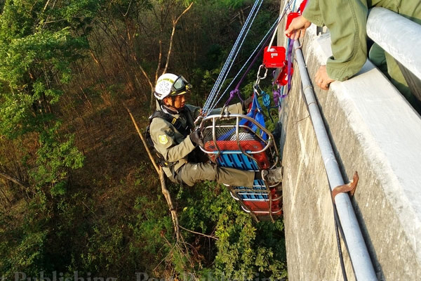 图：泰国客车坠峡谷数十人死伤 司机疑疲劳驾驶