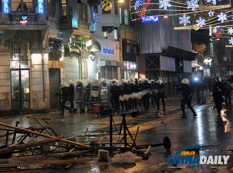 土耳其多个城市爆发抗议 要求总理下台