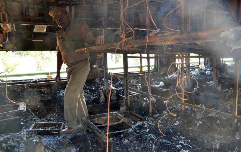 印度列车失火26人遇难