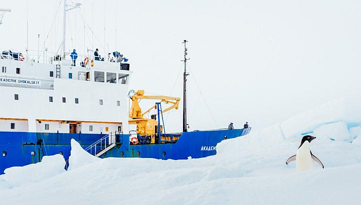 中国破冰船“雪龙号”试图救援俄罗斯科考船未获成功