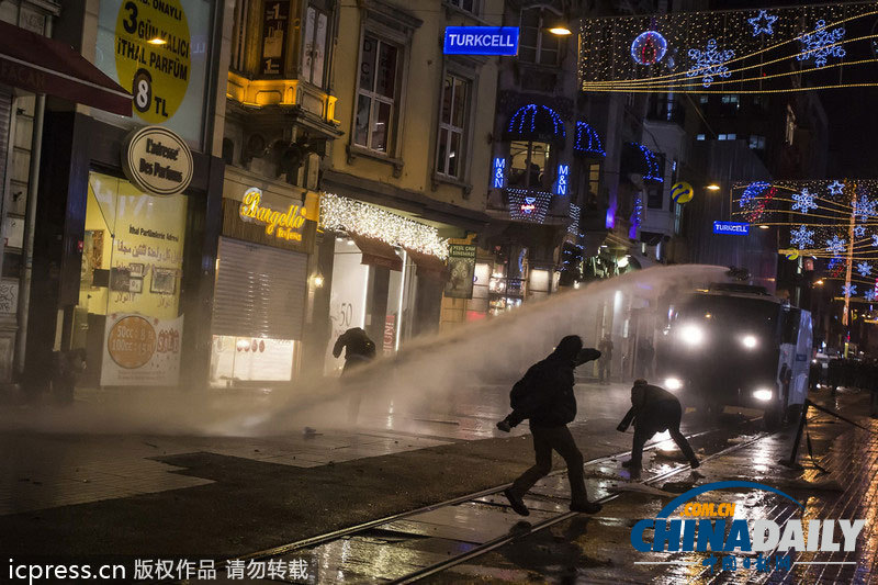 伊斯坦布尔示威转为激烈冲突 街道一片狼藉