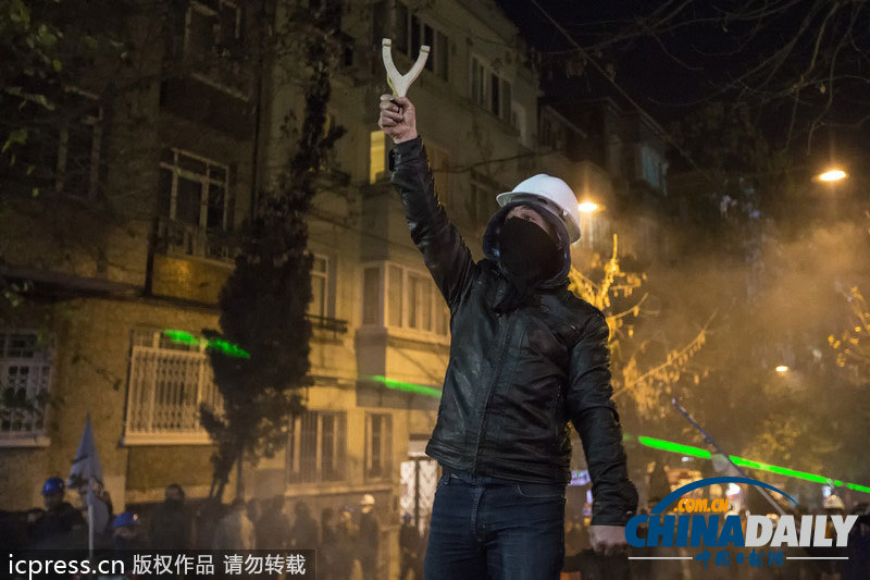 伊斯坦布尔示威转为激烈冲突 街道一片狼藉