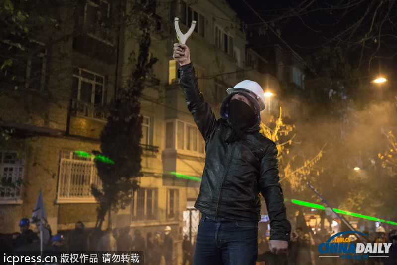 土耳其民众抗议政府腐败 施放烟火与警方激烈冲突