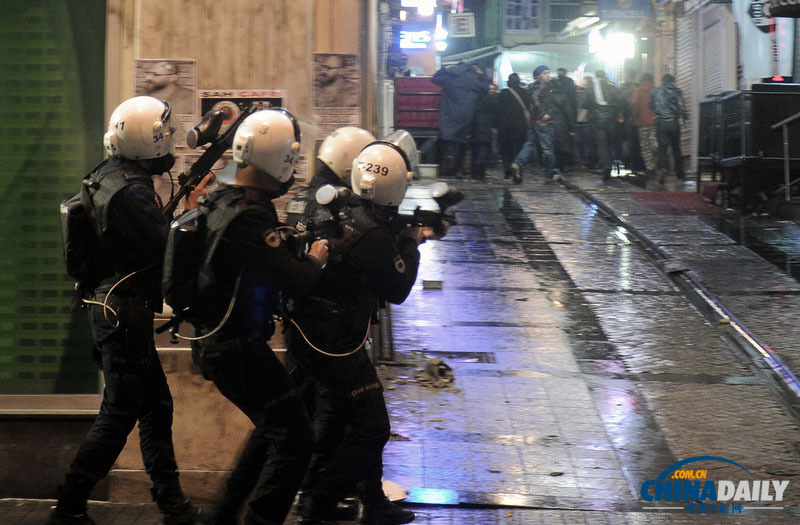 土耳其民众抗议政府腐败 施放烟火与警方激烈冲突