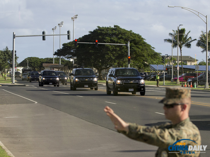 奥巴马在夏威夷晨炼后乘车返回住所 遭遇夹道抗议
