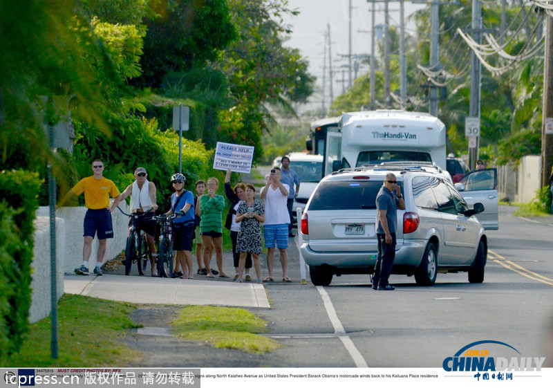 奥巴马在夏威夷晨炼后乘车返回住所 遭遇夹道抗议
