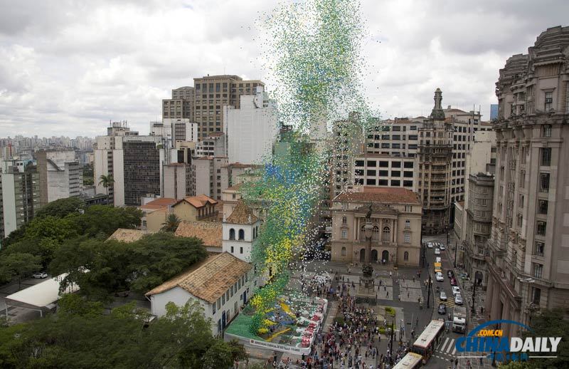 巴西圣保罗放飞数千“国旗气球”迎新年 场面震撼