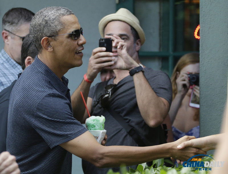 奥巴马夏威夷度假买刨冰 和民众偶遇遭围观拍照