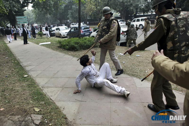 印度民众游行总理府外抗议腐败 遭警察当街棒打