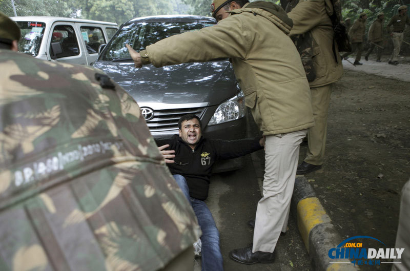 印度民众游行总理府外抗议腐败 遭警察当街棒打