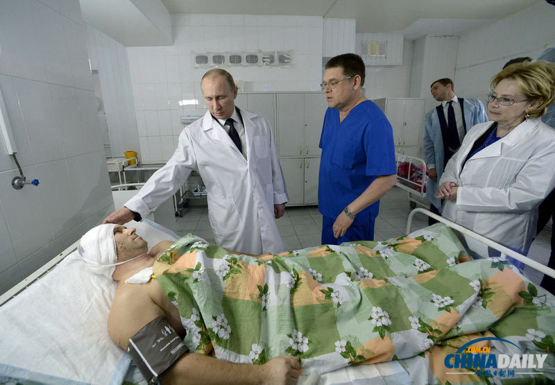 组图：普京元旦亲赴伏尔加格勒 探望恐怖袭击伤者