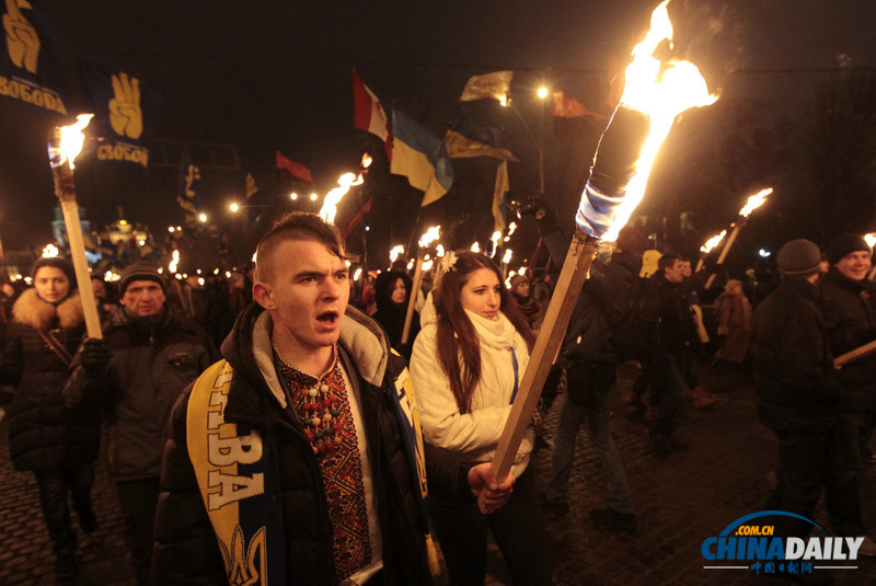 乌克兰民众手持火炬纪念独立领袖诞辰 场面壮观