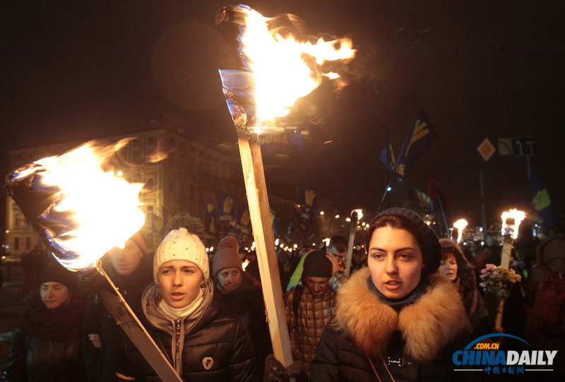 乌克兰民众手持火炬纪念独立领袖诞辰 场面壮观