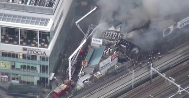 图：东京大火被扑灭新干线恢复行驶 滞留乘客超1万