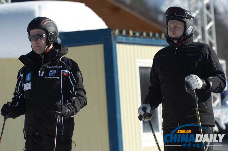 普京视察冬奥会设施 与梅德韦杰夫一起滑雪喝茶