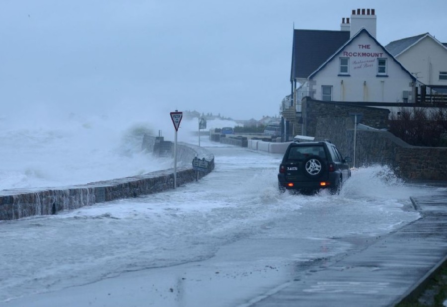 洪水惊涛席卷英国 “全国紧急状态”下的壮观景象