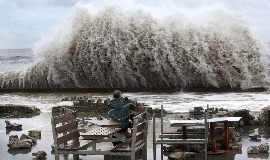 洪水惊涛席卷英国 “全国紧急状态”下的壮观景象