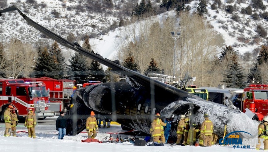 美国一小型飞机坠毁致1死2伤 现场照片曝光