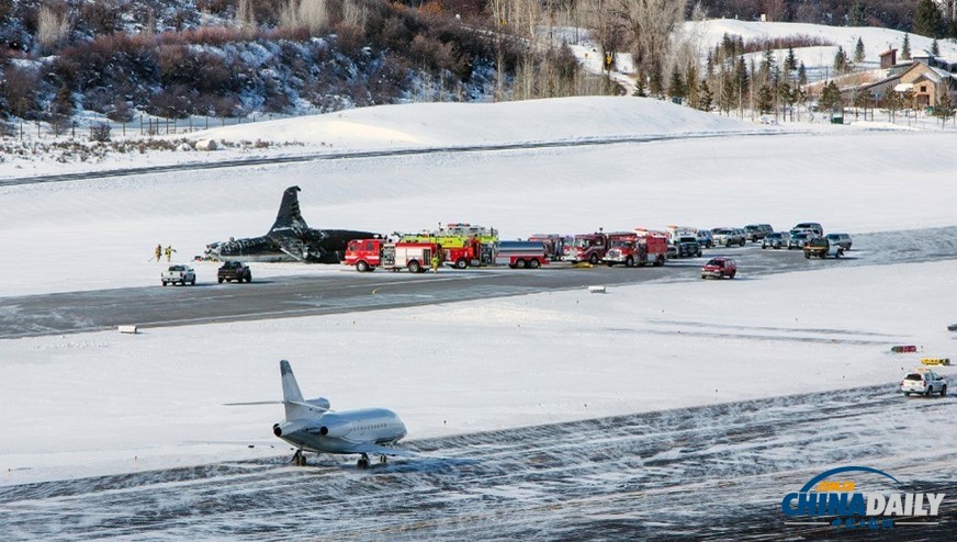 美国一小型飞机坠毁致1死2伤 现场照片曝光