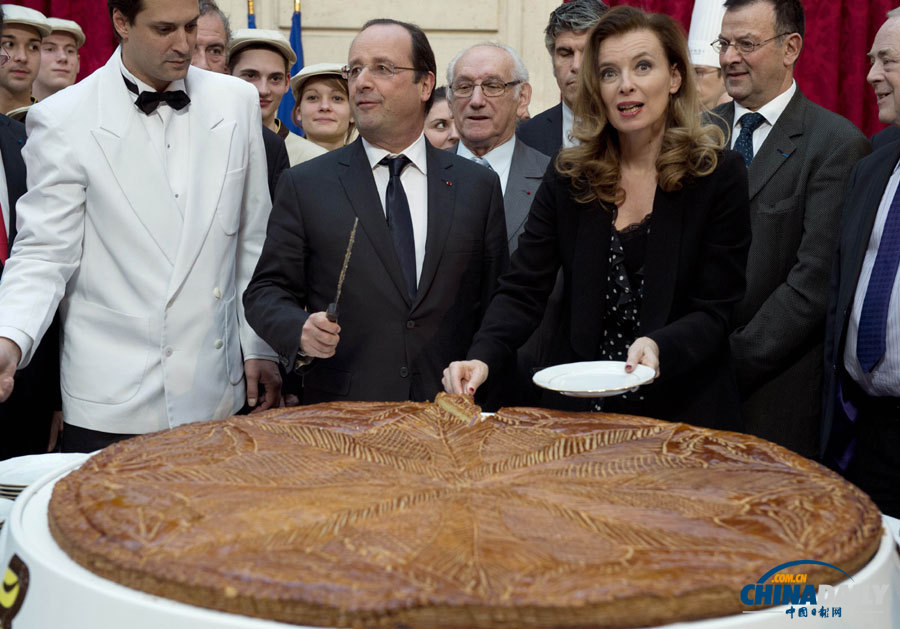 庆祝传统主显节 法国总统奥朗德爱丽舍宫切巨型蛋糕