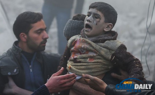 叙移交化武首日遭空袭 民众组人链废墟中拯救儿童
