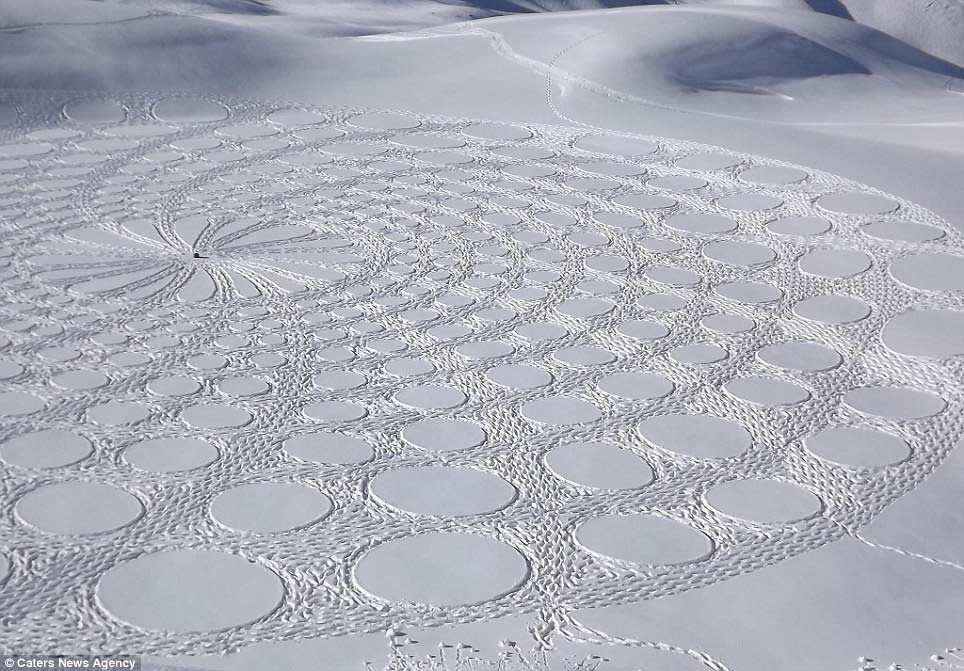 英国艺术家仅用指南针 在雪地上走出叹为观止作品