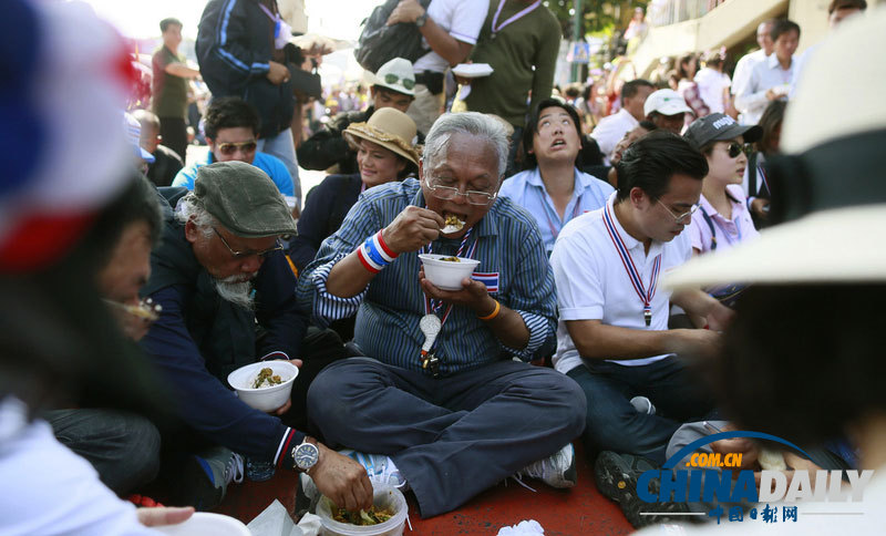泰示威者为“封锁曼谷”热身 反对派素帖坐地吃午餐