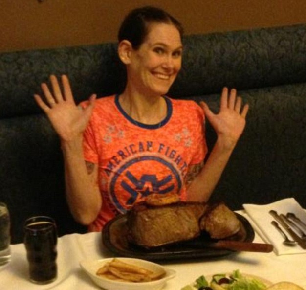 不足3分钟狂吞4斤牛排！美国女大胃王刷新世界纪录