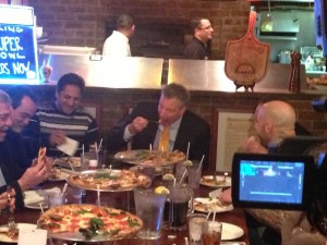 纽约新市长用刀叉吃披萨 引发市民不满