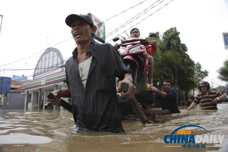 印尼首都被洪水淹没 民众纷纷涉水出逃