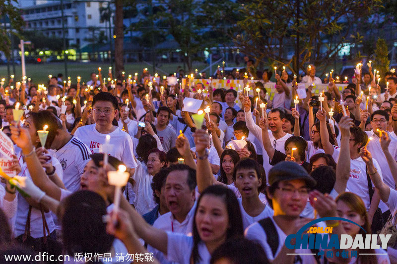 泰民众烛光祈祷和平解决冲突 13日封锁如期进行