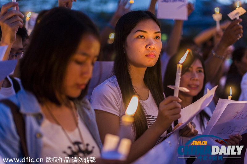 泰民众烛光祈祷和平解决冲突 13日封锁如期进行