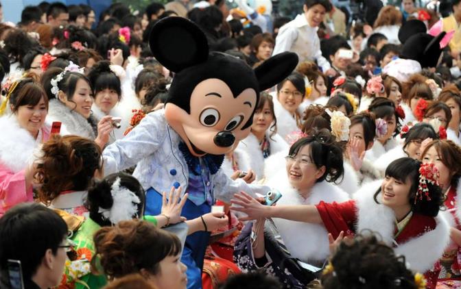 表演弓道、游迪斯尼 日本年轻人放假一天欢度成人节